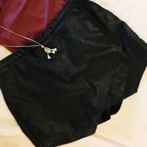ABERCROMBIE & FITCH BLACK FAUX LEATHER SKORT